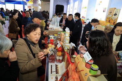 江蘇330種名特優(yōu)農(nóng)產(chǎn)品驚艷展銷(xiāo)，春茶竹筍小龍蝦成亮點(diǎn)